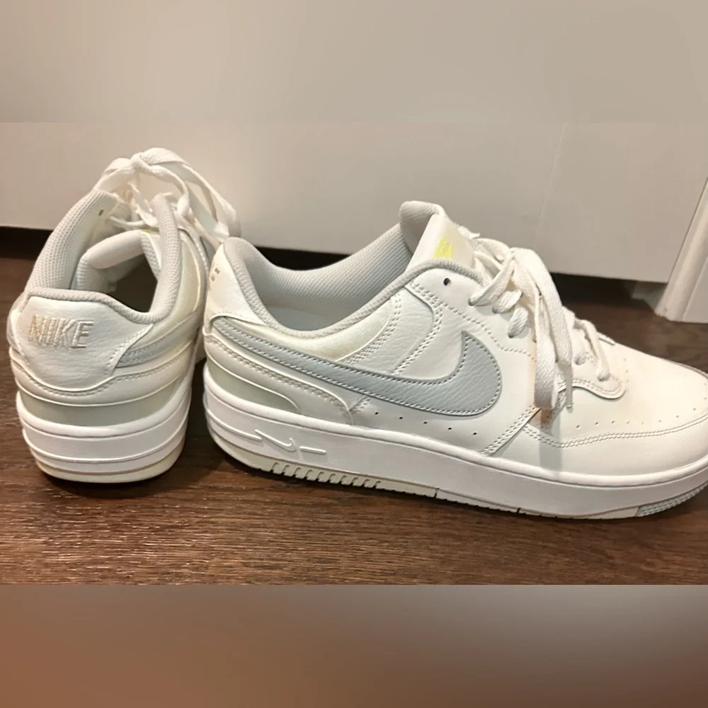 Nike Women’s Sneakers - Picture 4 of 5